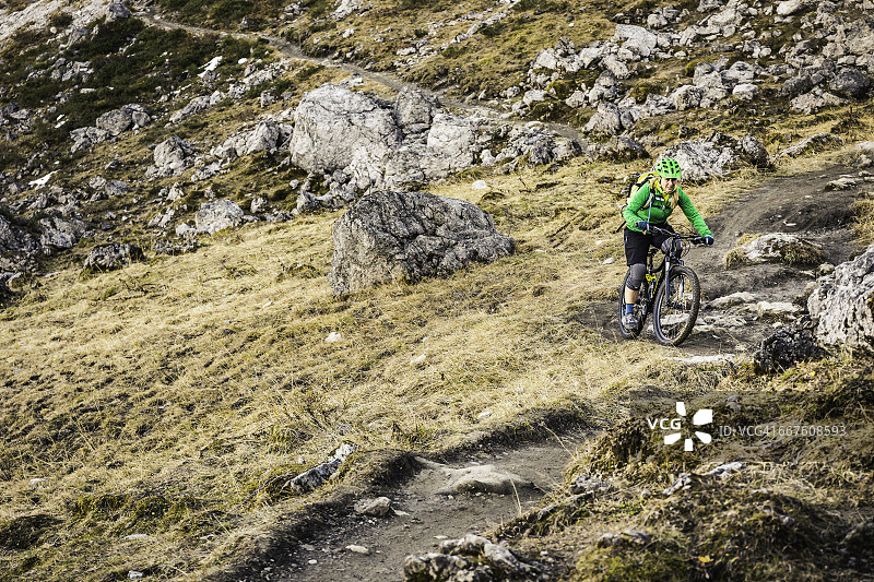 奥地利，瓦尔瑟哈默斯皮茨山下，克莱恩瓦尔瑟山谷山地自行车区域的骑行者图片素材
