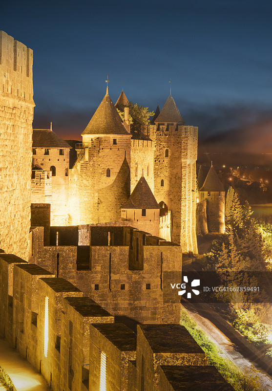 夜幕下的卡尔卡松设防城市图片素材