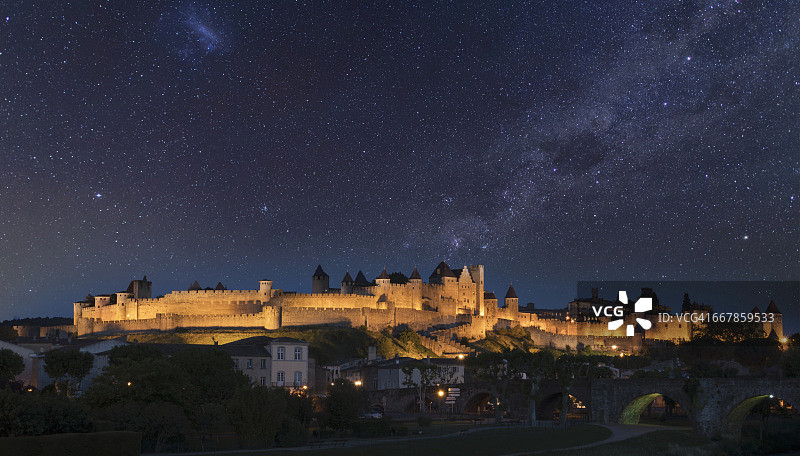 夜幕下的卡尔卡松设防城市图片素材