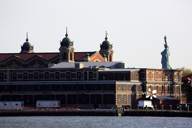 埃利斯岛主楼和自由女神像图片素材