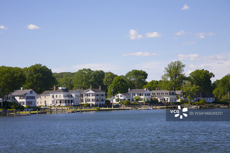 康涅狄格州神秘河沿岸的房屋图片素材