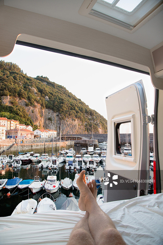 男子在露营车里看船的视角图片素材