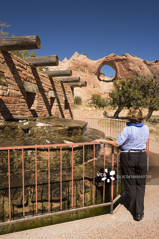 窗户岩石纳瓦霍部落公园，窗户岩石图片素材