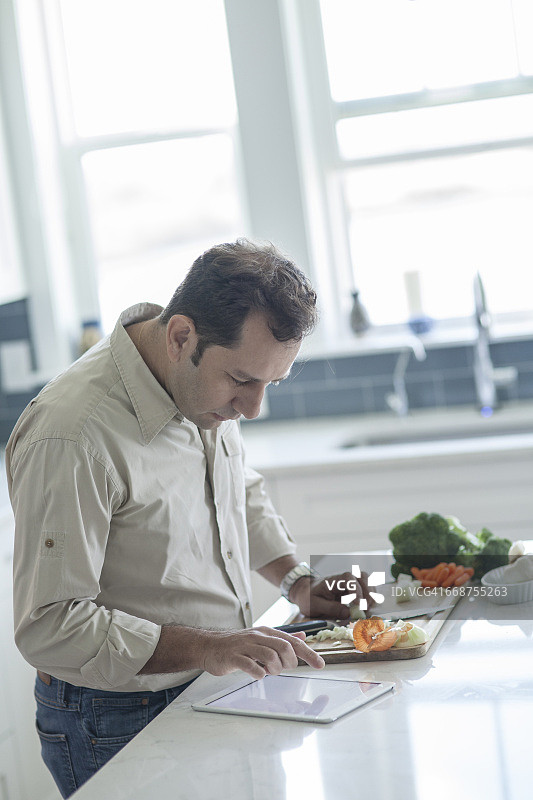 男人在厨房切菜图片素材