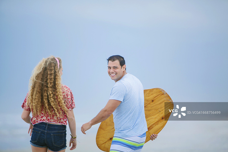 在海滩上行走的青少年朋友（16-17岁）图片素材