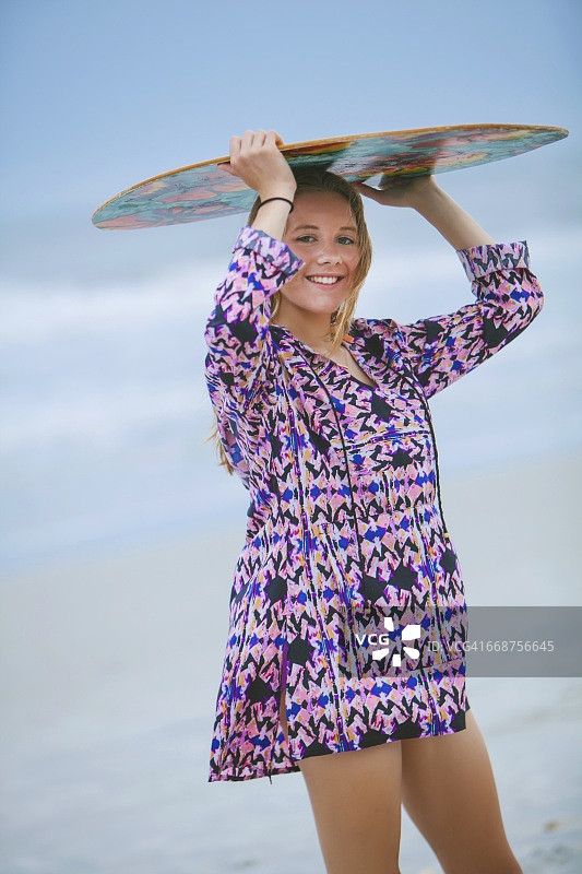 头顶冲浪板的少女（16-17岁）图片素材