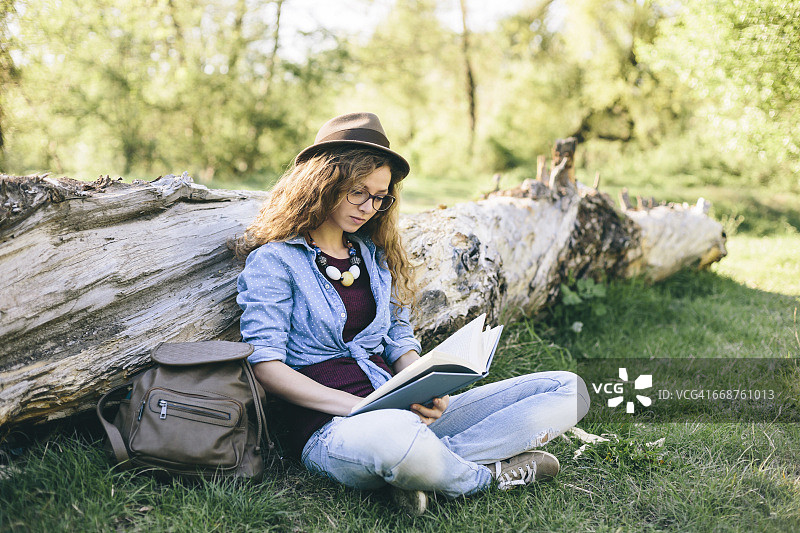 草地读书的女人图片素材