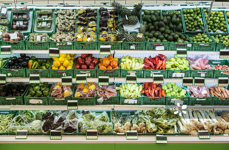 超市里摆放着水果和蔬菜的摊位图片素材
