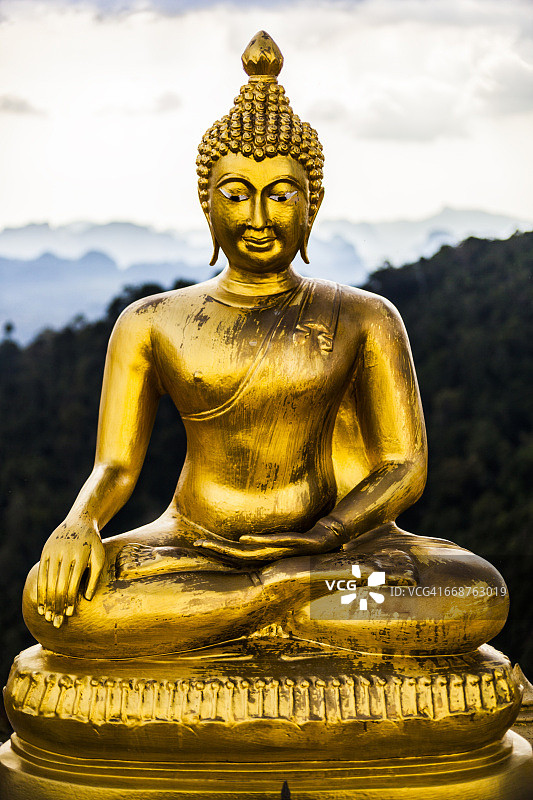 泰国甲米：金色佛像图片素材