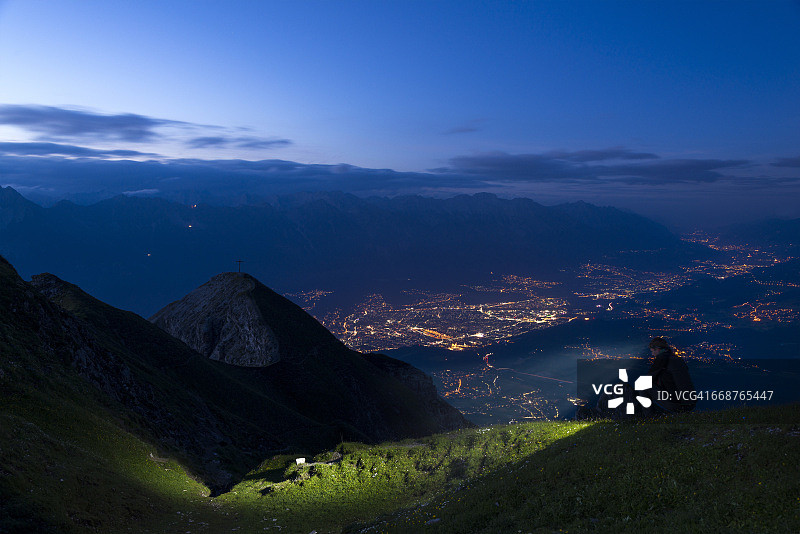 奥地利蒂罗尔，傍晚时分的因斯布鲁克景色图片素材