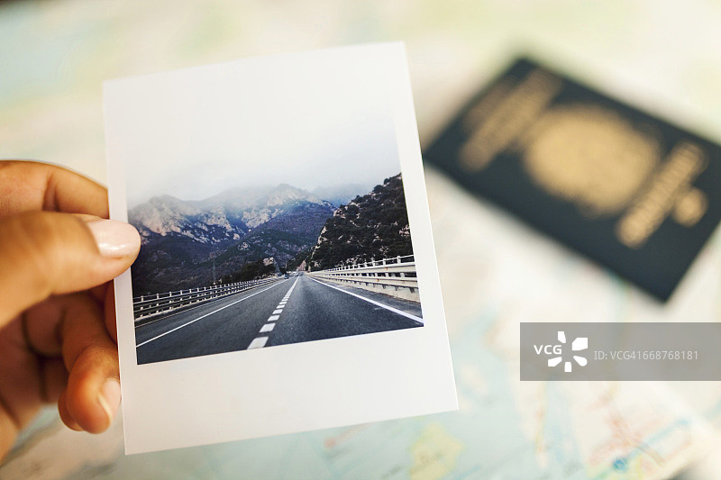女性拿着公路旅行照片图片素材