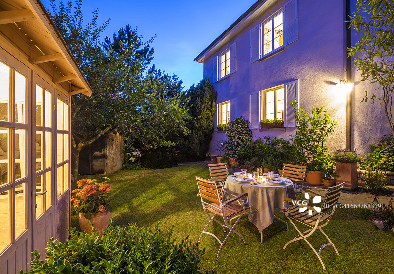 花园中的晚餐餐桌图片素材