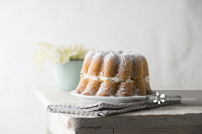 充满接骨木花奶油的环形蛋糕图片素材