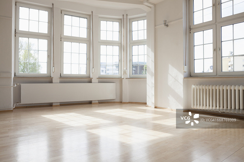 明亮空旷的公寓图片素材