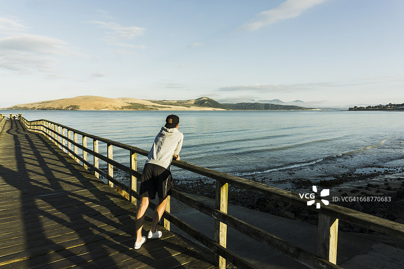 新西兰旺格马塔码头上男人的背影图片素材