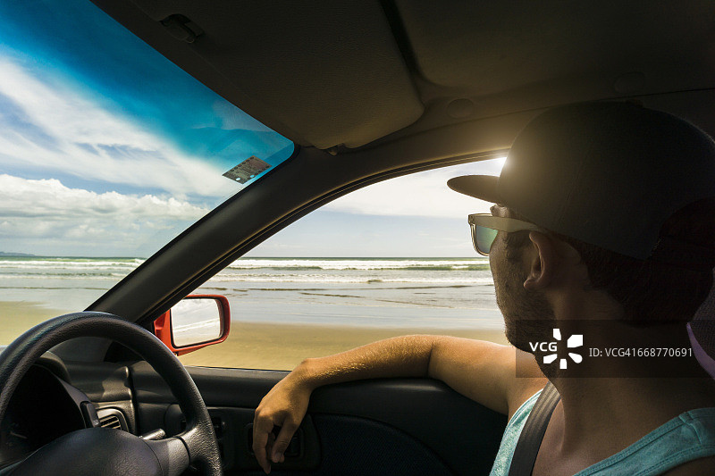 新西兰男子坐在车里看海图片素材