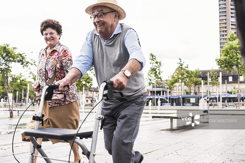 使用轮式助行器逃离妻子的老年男人图片素材