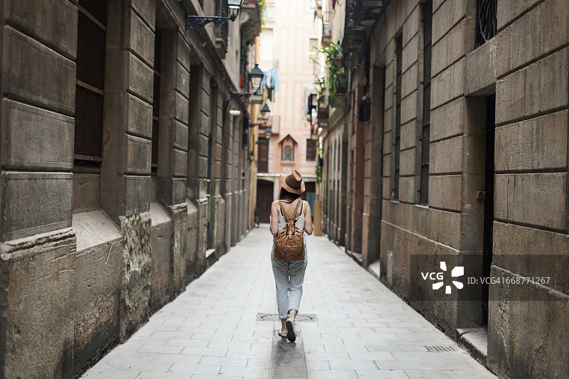 年轻游客在巴塞罗那的街道上探索图片素材