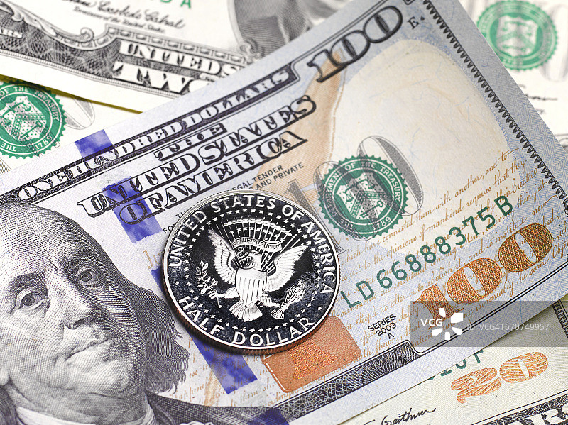 100美元和半美元硬币特写图片素材