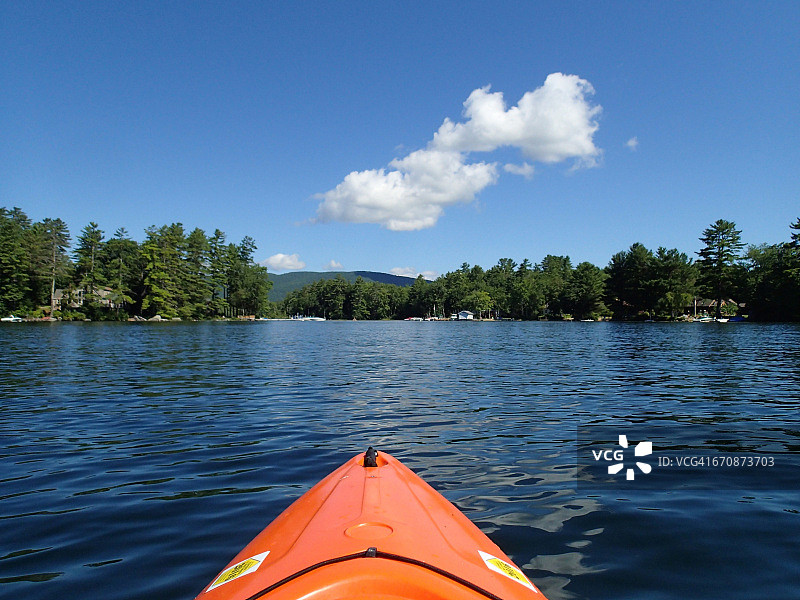 美国新罕布什尔州威尼珀索基湖上的皮划艇图片素材