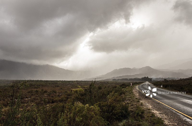 这条荒凉的道路通往南非西开普省弗朗斯舒克山脉图片素材
