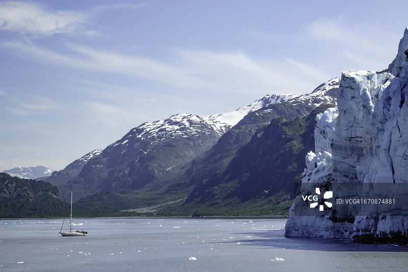 美国阿拉斯加冰川湾国家公园马杰里冰川附近的帆船图片素材
