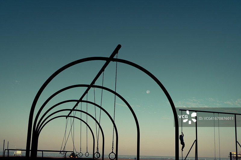 肌肉海滩健身器材，美国加利福尼亚州圣莫尼卡图片素材