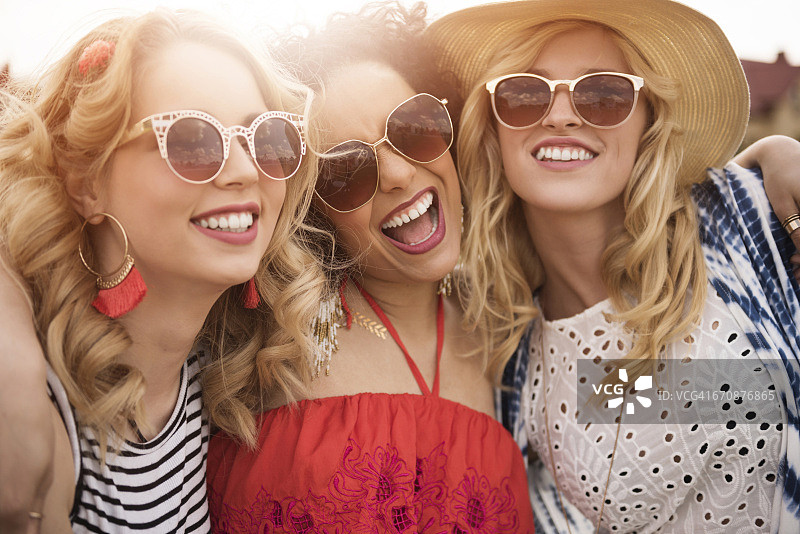 波兰热舒夫，女孩们一起享受节日图片素材