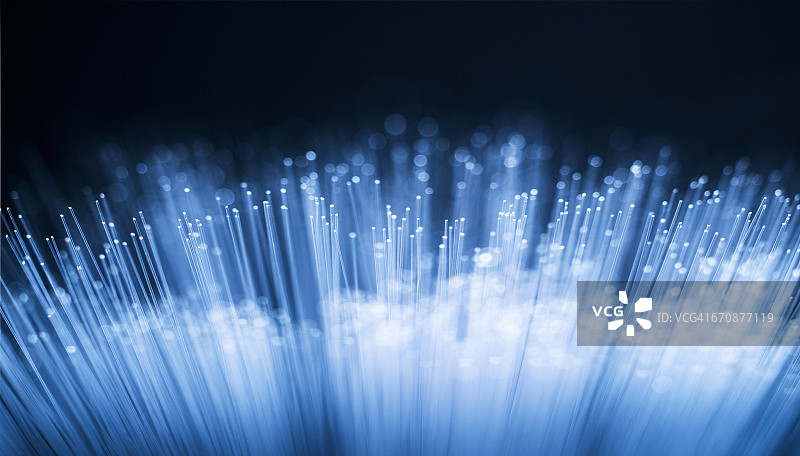 黑色背景上发光的光纤电缆图片素材