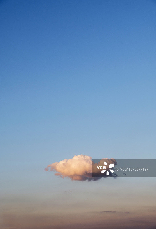 日落时分蓝天上的单朵云彩图片素材