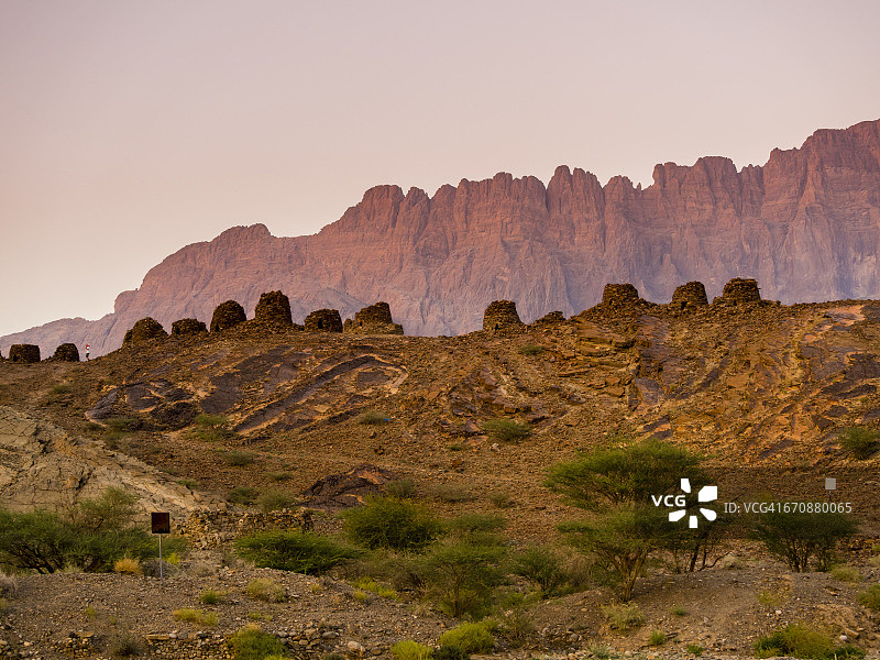 阿曼：达希利耶省，米什特山，艾因，蜂窝状坟墓，夜间挖掘现场图片素材