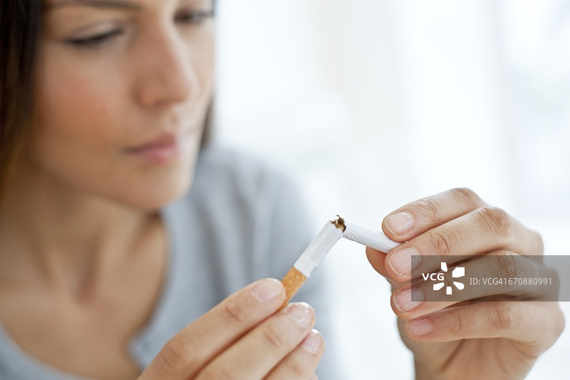 年轻女人折断香烟图片素材