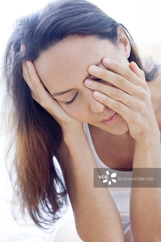 揉眼睛的年轻疲惫女人图片素材
