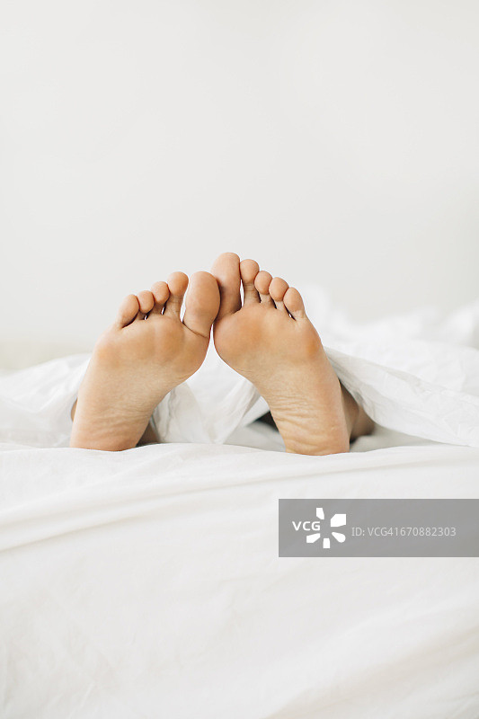 躺在床上的女人的足部图片素材