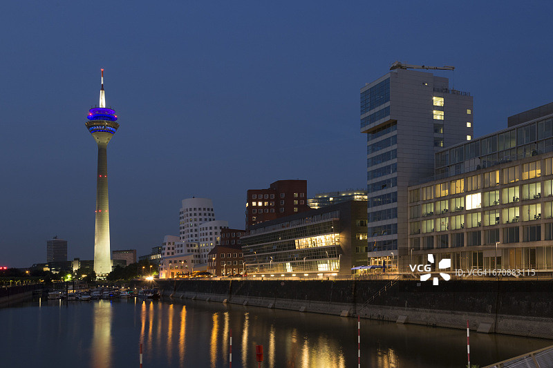 德国杜塞尔多夫：暮光下的盖里建筑与媒体港口图片素材