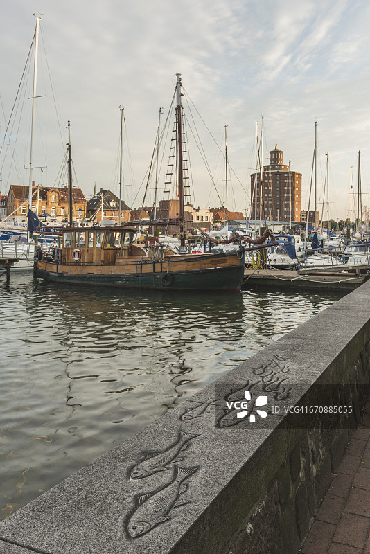 德国石勒苏益格-荷尔斯泰因州埃肯弗尔德港口防波堤背景圆形筒仓图片素材