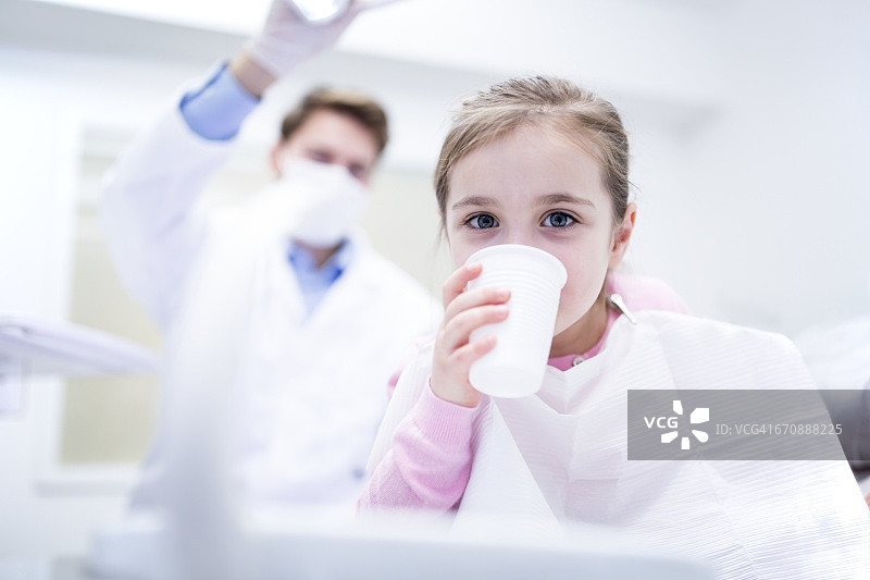 少女饮用清水图片素材