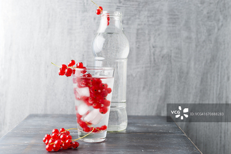 加冰块和红醋栗的调味水图片素材