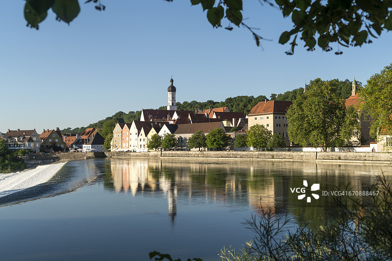 德国Landsberg am Lech历史中心在莱希河中的倒影图片素材