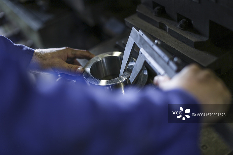 在车间使用卡尺的修理工图片素材