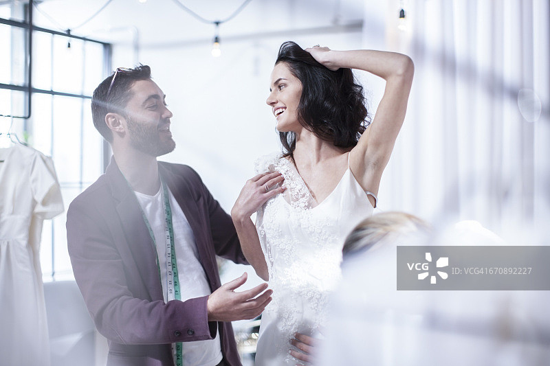 女人试穿婚纱图片素材