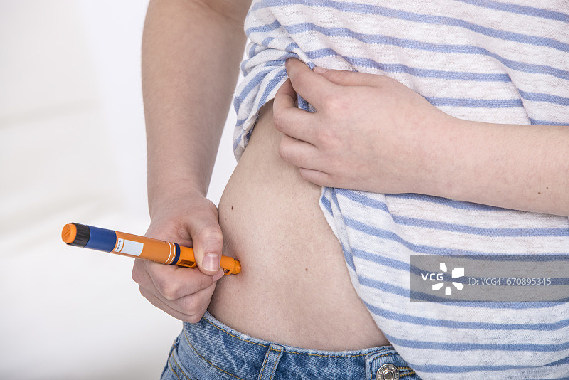 患糖尿病的女孩给自己注射胰岛素图片素材