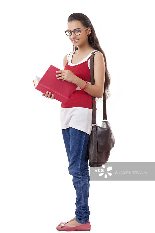 学生抱着书，白色背景图片素材