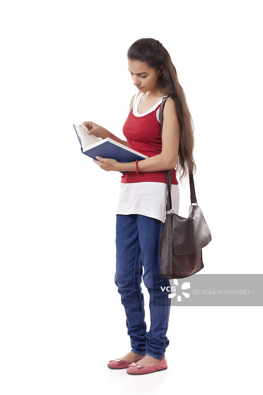 学生抱着书，白色背景图片素材