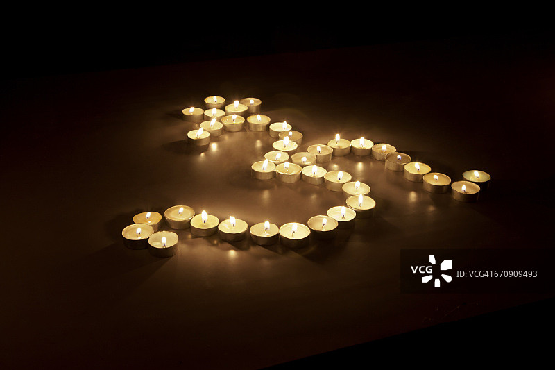 Om造型的油灯图片素材