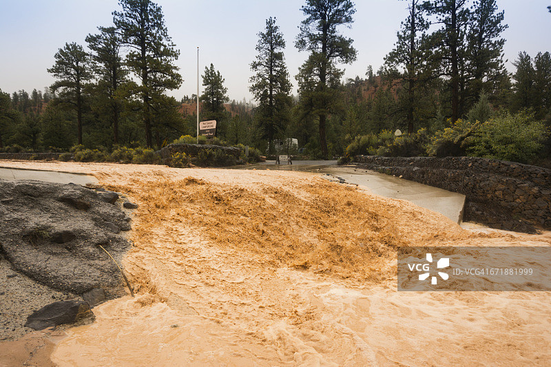 科达克罗姆盆地州立公园：被洪水淹没的营地河流图片素材