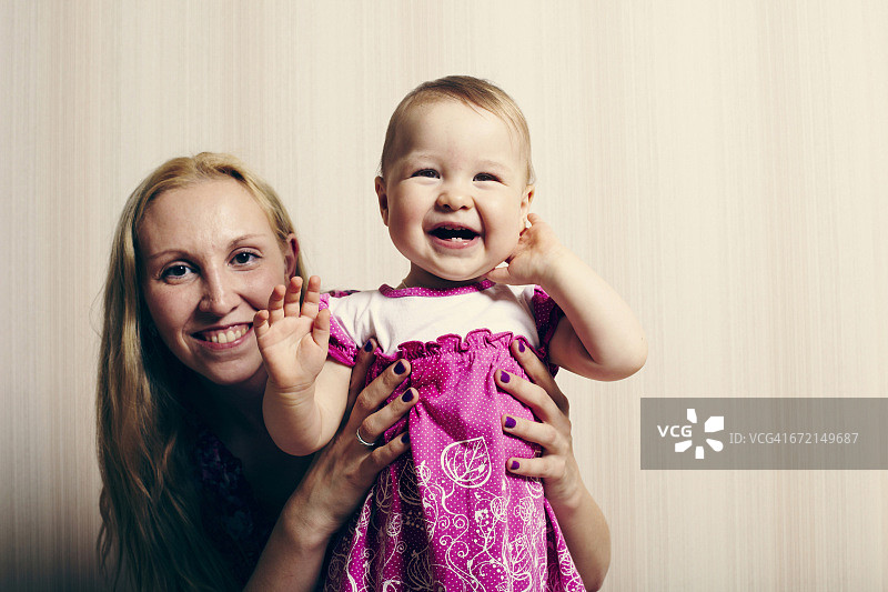 白人母亲抱着女婴图片素材