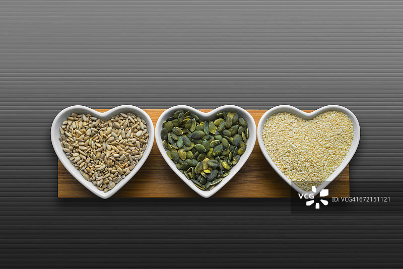 心形碗装有益心脏健康的种子图片素材