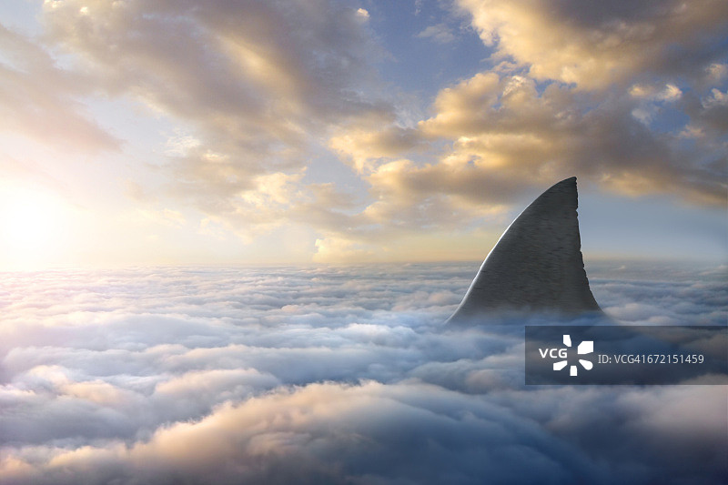 云层之上的鱼翅图片素材