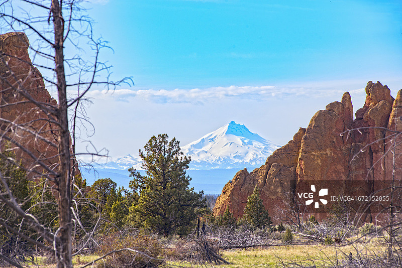 美国俄勒冈州本德市岩层后的山脉图片素材